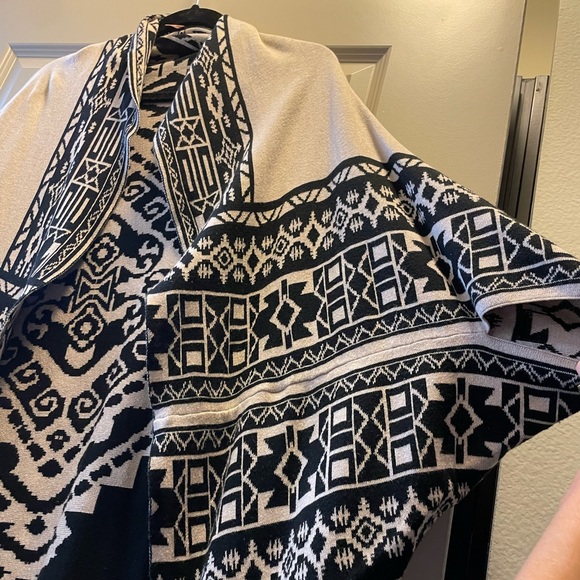 Aztec Tribal tan and black shawl wrap poncho shrug - Picture 2 of 2